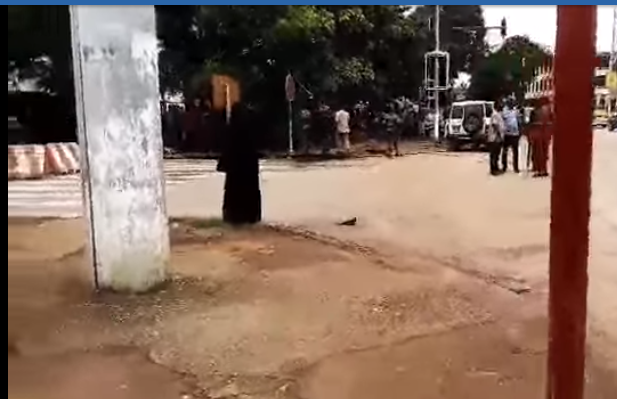 Vidéos – Guinée : Une femme en burqa avec une pancarte devant le Palais interpellée. Regardez