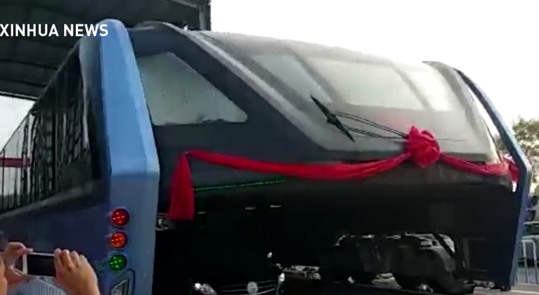 Vidéo: Le bus du futur qui passe au dessus des voitures. Regardez!