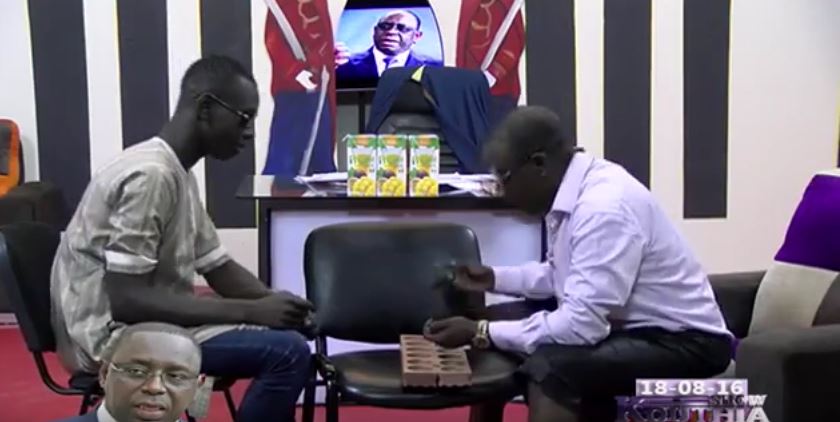 Vidéo: Kouthia dans la peau du Président Macky Sall en vacances – Regardez.