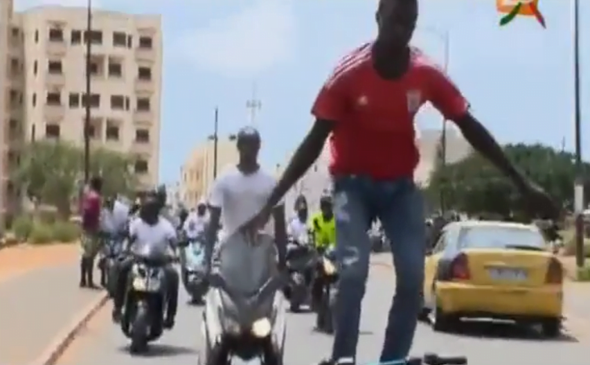 Vidéo: Le magnifique cortège des supporters de Modou Lo – Regardez.