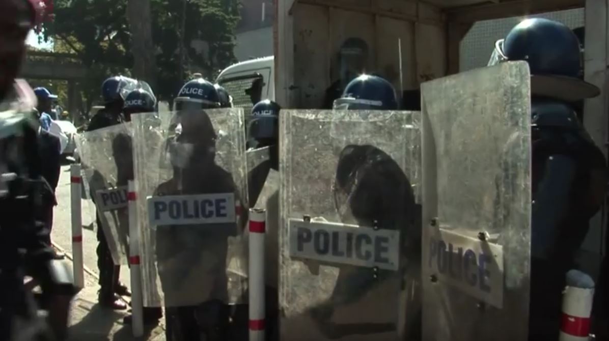 Vidéo: Au Zimbabwe, manifestation anti-Mugabe réprimée – Regardez.