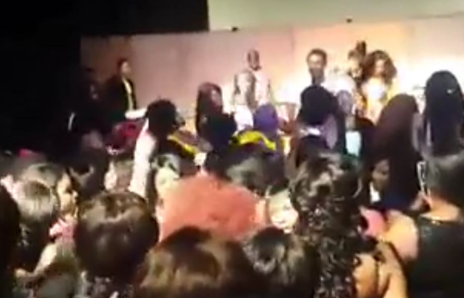 Vidéo: Waly Ballago Seck sert du « Tass Sa Cheveux » à Seattle.