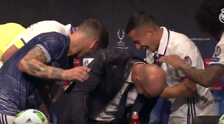 Vidéo: La surprise des joueurs du Real à Zidane alors en conférence de presse – Regardez.