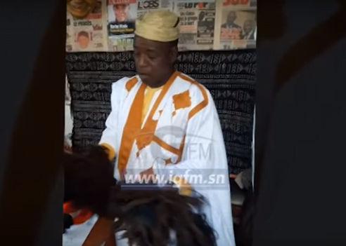 Vidéo: Kouthia présente son arsenal, les perruques de Mimi Touré Marine Le Pen, Woré Sarr, Hilary Clinton