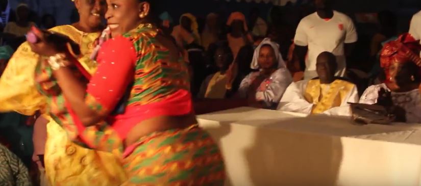Vidéo: Leumbeul hot et sexy d’une laobé au grand bonheur de Me El hadji Diouf – Regardez.