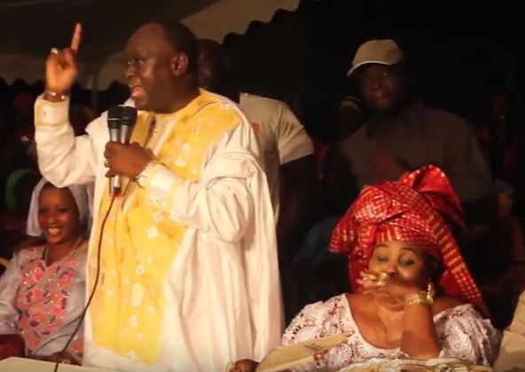 Vidéo: Suivez la réaction de cette dame quand Me El Hadj Diouf parle de Macky – Regardez.