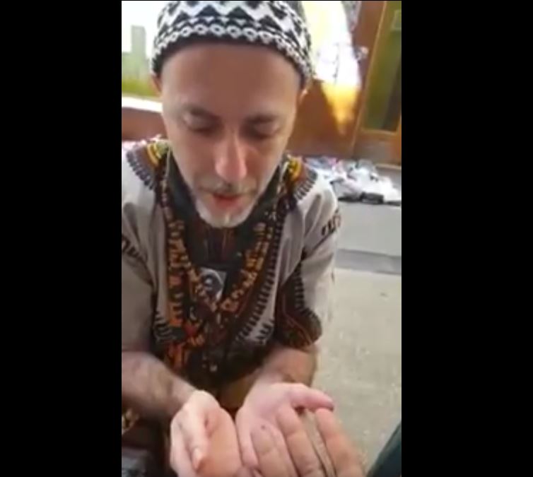 Vidéo: Découvrez le Baye Fall blanc qui vend le « café Touba » mieux que… – Regardez.