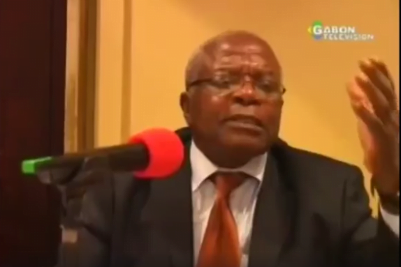 Vidéo: un professeur gabonnais trouve enfin le médicament contre le sida – Regardez