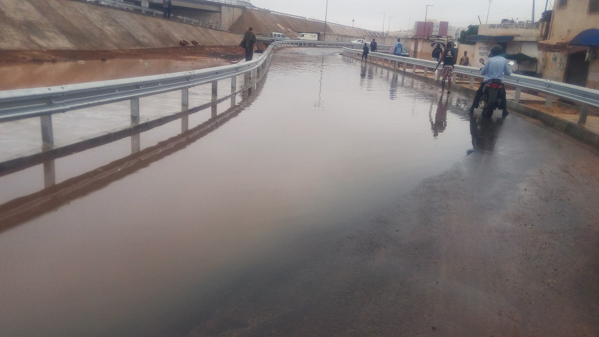Photos: Le pont de l’émergence encore inondé