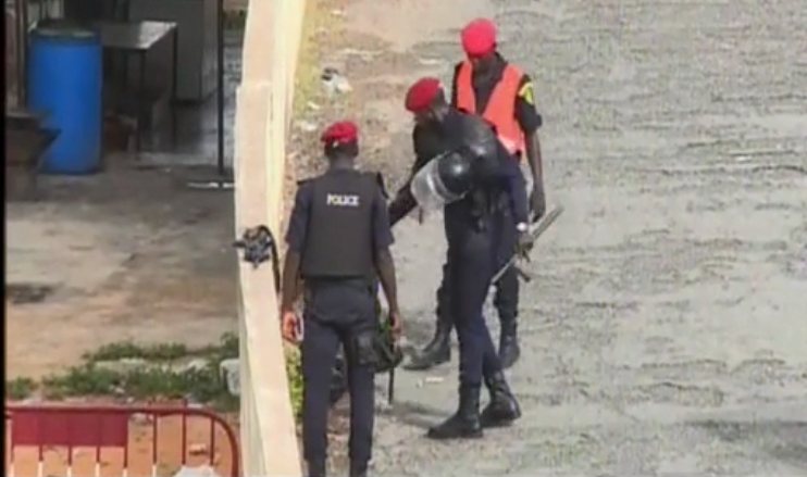 Vidéo – Regardez comment les forces de l’ordre maltraitent des amateurs de lutte.