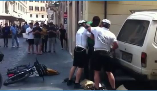 Vidéo : La Police de ville de Rome brutalise un jeune émigré. Regardez