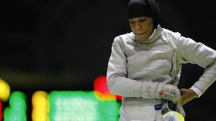 (3) Photos : JO 2016 – Ibtihaj Muhammad, l’escrimeuse américaine voilée porte l’estocade aux préjugés
