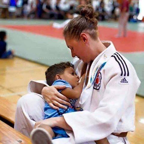 Photo – Une athlète allaitant son bébé au cours des JO
