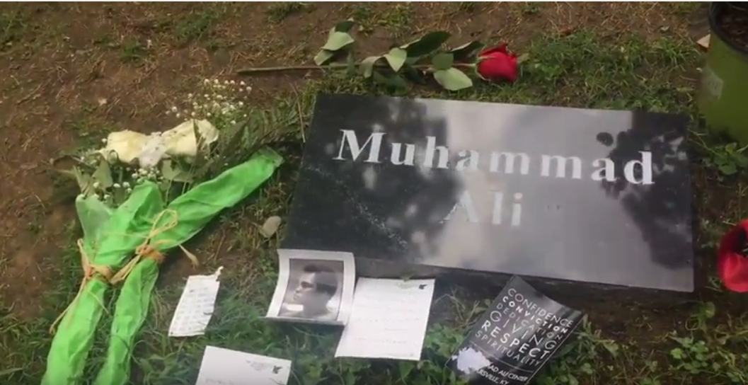 Vidéo – Serigne Mame Mor Mbacké se recueille sur la tombe de Mouhamad Ali. Regardez