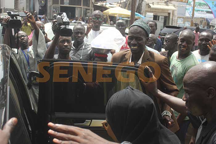 Une foule immense acclame Nafy Ngom Keïta à sa sortie de l’Ofnac