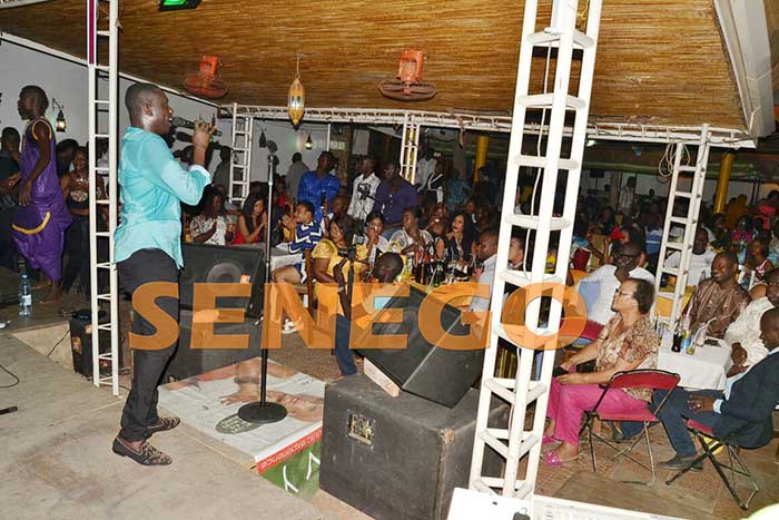 (11 photos)-Pape Diouf et ses fans, des retrouvailles chaleureuses. Regardez