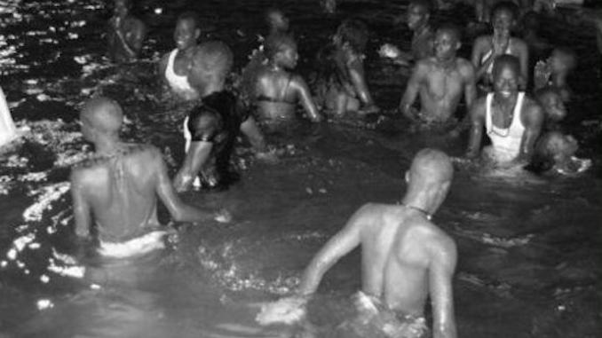 Vidéo: Un sociologue se prononce sur les bains de minuit. Regardez!