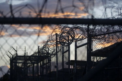 Quinze détenus de Guantanamo aux Emirats Arabe Unis : le plus important transfert de l’administration d’Obama