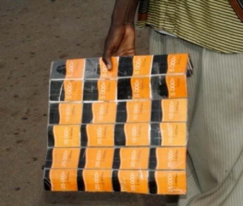 Vidéo: Les revendeurs de cartes de crédit et seddo en colère et menacent – Regardez