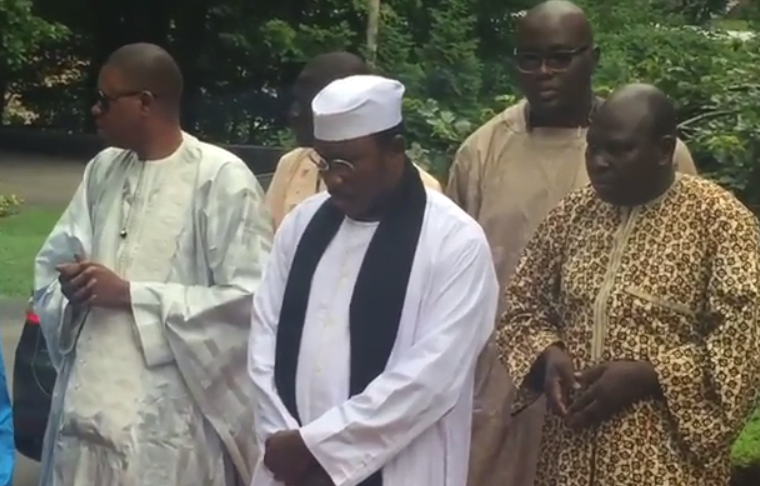 Bamba day à Louisville : Serigne Mame Mor Mbacké prie sur la tombe de Mohammad Ali