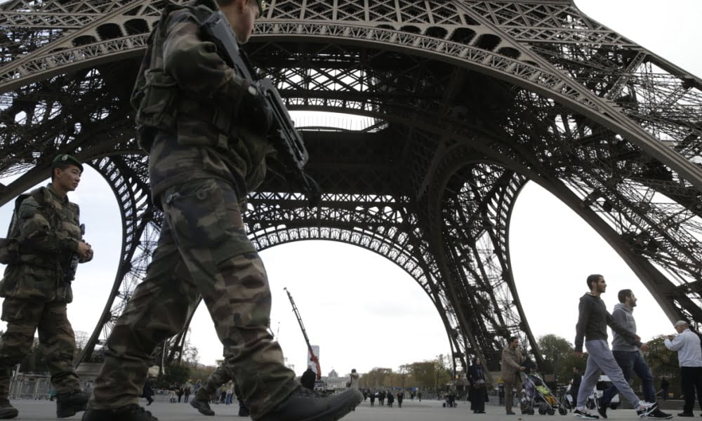 Paris :  La Tour Eiffel évacuée à cause d’un colis suspect