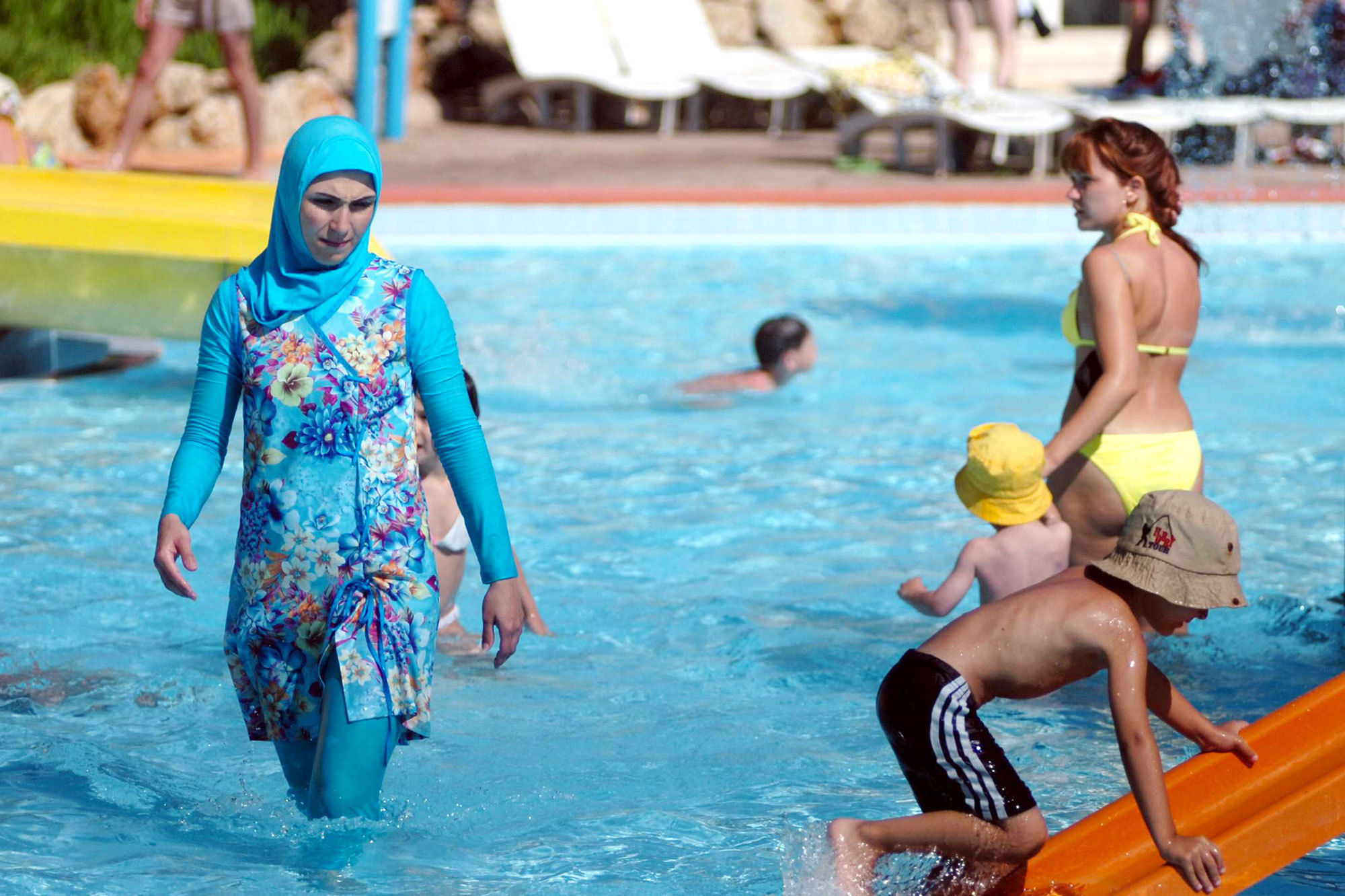 France: malgré la décision du Conseil d’État sur le burkini, des maires résistent