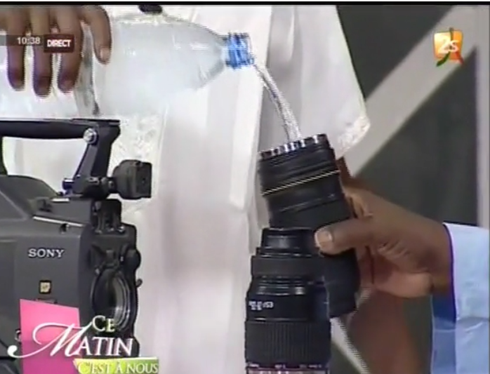Vidéo: El Hadj Ndiaye transforme les objectifs caméra en tasse d’eau. Regardez!