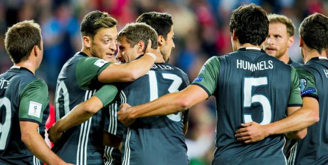 Éliminatoires Mondial 2018: les champions du monde allemands régalent