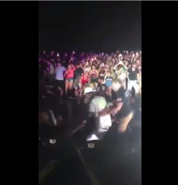 Vidéo – Une tribune s&rsquo;effondre en plein concert de Snoop Dogg et Wiz Khalifa ! Regardez !