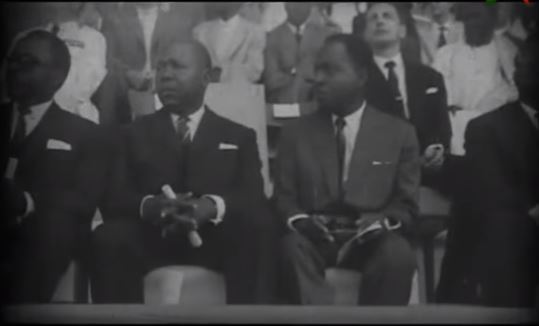 Vidéo : Hommage à Mbaye Jacques Diop – les porteurs de pancartes face à Degaulle. Regardez