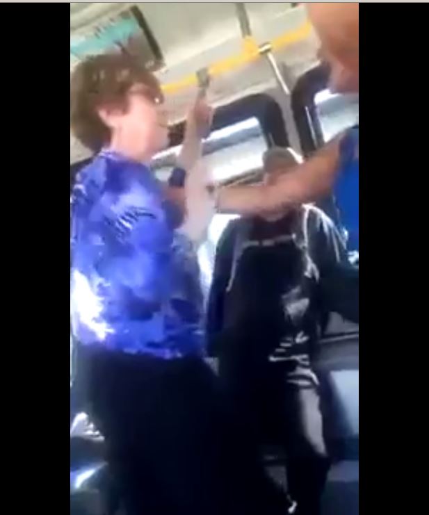 Vidéo – Scandale : Une vieille dame crache sur un noir ! regardez la suite !