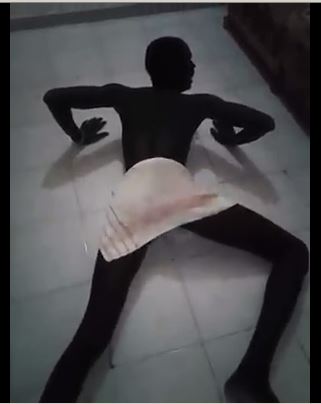 Vidéo Scandale –  Un homme portant un pagne des « Bine Bine » dans le leumbeul… ! Regardez !