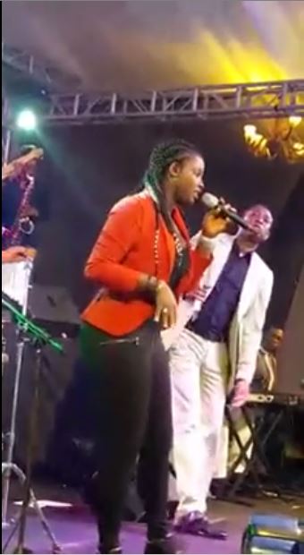 Vidéo Inédite – Youssou Ndour et Abiba Chantent « 7 Seconds » en live ! … ! Regardez !