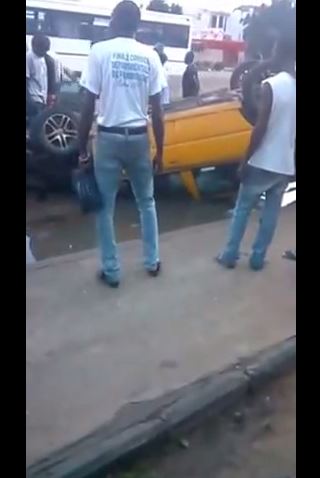 Vidéo – Un taxi roule à vive allure et se renverse sur… ! Regardez !