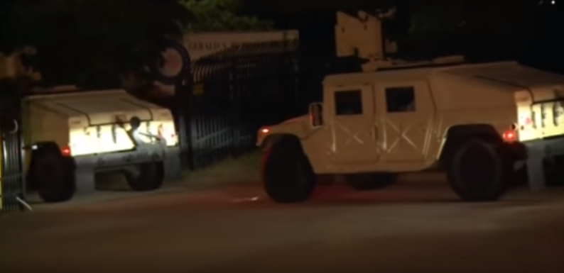 Vidéo : L’armée en renfort à Charlotte après la mort d’un homme noir, Keith Lamont Scott – Regardez.