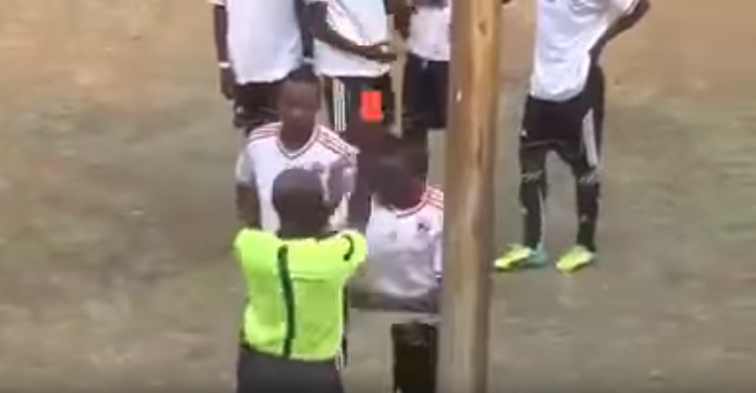 Vidéo : Un joueur tabasse violemment l’arbitre qui lui a servi un carton rouge – Regardez.