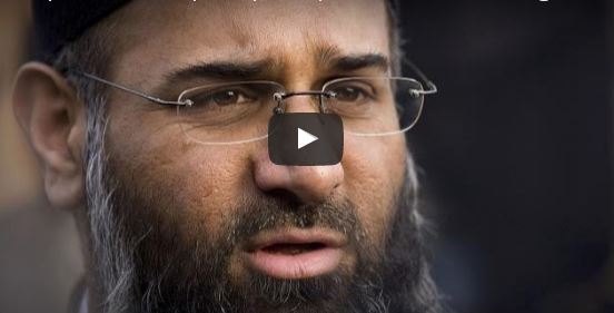 Vidéo : Cinq ans et demi de prison pour le prédicateur radical britannique Anjem Choudary – Regardez.