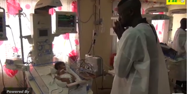 Arrêt sur image: Cheikhou Kouyaté ému devant la crèche