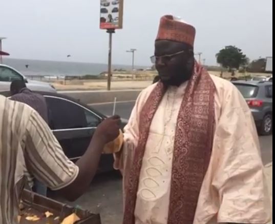 (4) Photos : L’Ambassadeur Serigne Mansour Niass et les noix de coco, une vieille histoire. Regardez