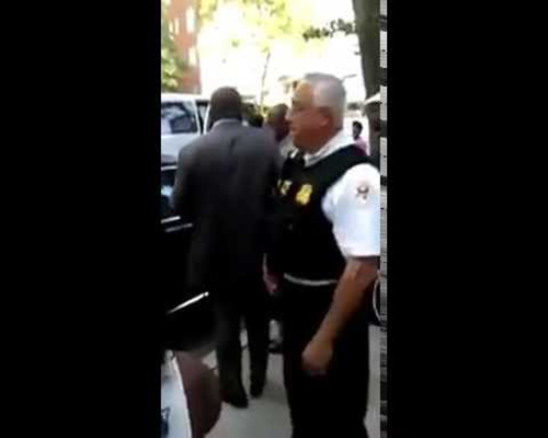 Video : L&rsquo;ambassadeur du Gabon au Usa humilié par la foule! Regardez!