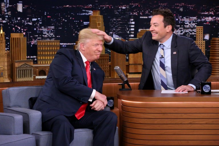 Les cheveux de Trump malmenés en direct à la télévision