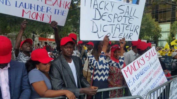 Macky Sall hué et vilipendé à New York par des opposants (photos)