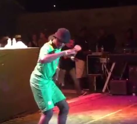 Vidéo: En plein concert à Dakar, MHD danse sur une musique de Youssou Ndour, Regardez