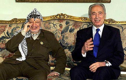 Vidéo : Rencontre entre Yasser Arafat et Shimon Pérès (Jérusalem, 1992). Regardez