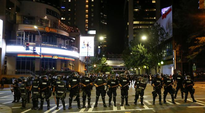 Etats-Unis : Etat d’urgence décrété après une 2e nuit d’émeutes à Charlotte suite à la mort d’un Noir abattu par la police
