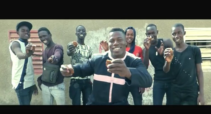 Clip à mourir de rire: il chante « beignets ». Regardez