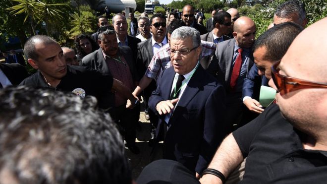 Algérie : le chef du FLN démissionne