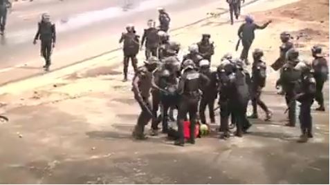 Vidéo: La brutalité policière dans tous ses états, en Côte d’Ivoire. Regardez
