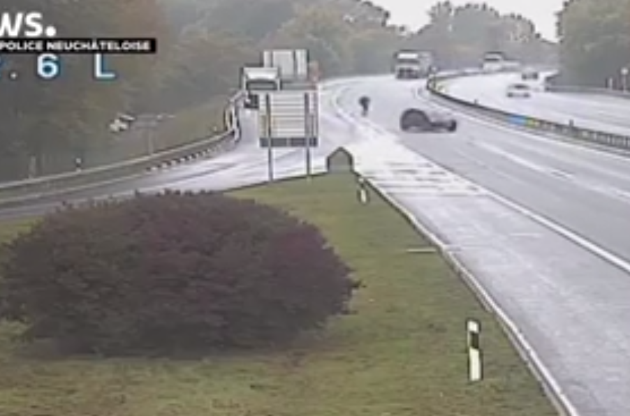 Vidéo : Il poursuit son véhicule sur l&rsquo;autoroute – Regardez