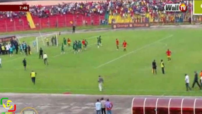 Vidéo – Match Sénégal-Guinée : Les ramasseurs de ballons envahissent le terrain et accusent l&rsquo;équipe de « Khons »…! Regardez !